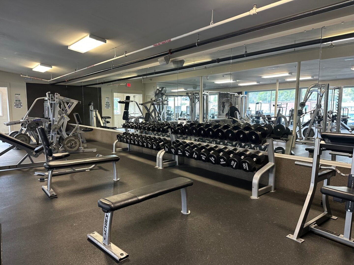 682f621fd1584_499703085_10161481394493437_4725642636995033243_n A gym with many benches and mirrors