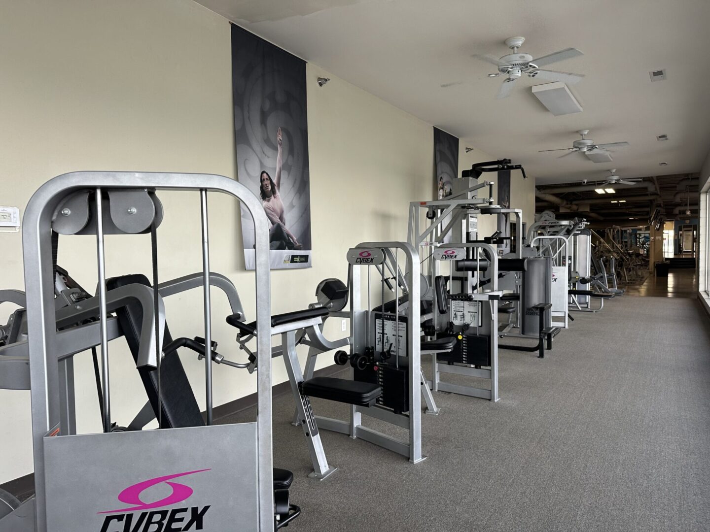 IMG_3220 A gym with many machines and people in it